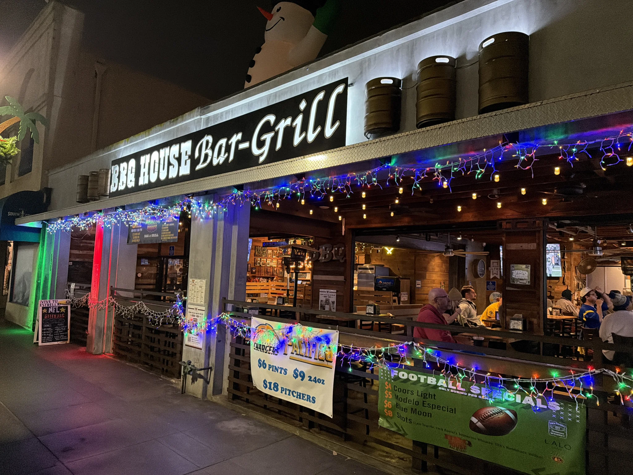 BBQ House Bar Grill - Happy Hour in Ocean Beach